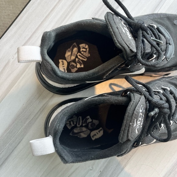 Black Nike Reacts - Picture 4 of 5